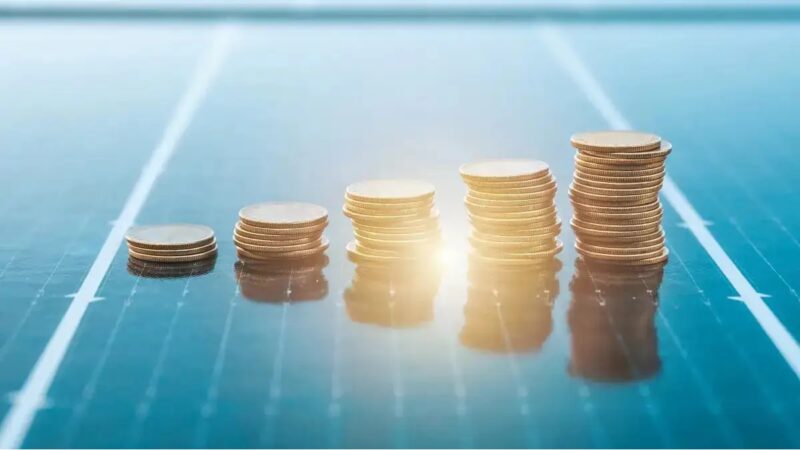 Geldmünzen auf Photovoltaik-Modulen, die Preise für Solarmodule sind im März 2026 weiter angestiegen.