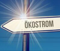 ZU sehen ist ein Ökostrom-Schild im Sonnenschein. Symbolisch steht es für die Nachfrage nach Ökostrom.