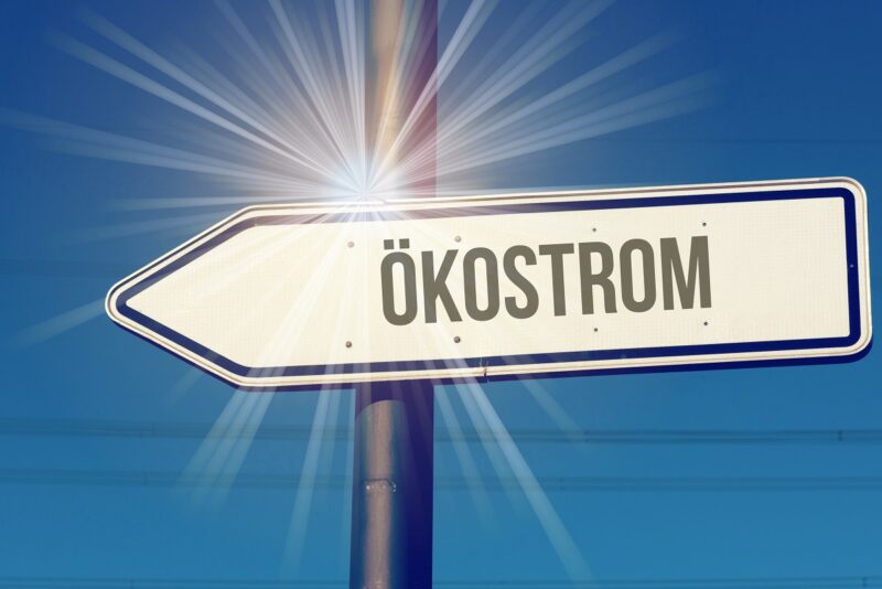 ZU sehen ist ein Ökostrom-Schild im Sonnenschein. Symbolisch steht es für die Nachfrage nach Ökostrom.