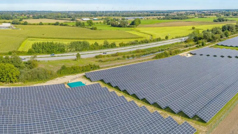Luftbild von einem Solarkraftwerk an einer Autobahn, der LEE NDS/HB fordert bessere Rahmenbedingungen für den Ausbau der Freiflächen-Photovoltaik in Niedersachsen.