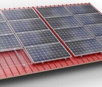 Solarmodule auf einem roten Blechdach.