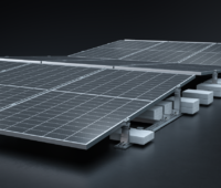 Gestellsystem auf ebener Fläche, um Solarmodule im Hochformat zu installieren.