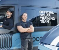 Die beiden PV-Trainer Roman Hubmann und Aleš Gorčák mit einem Lieferwagen von Aerocompact.