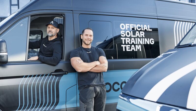 Die beiden PV-Trainer Roman Hubmann und Aleš Gorčák mit einem Lieferwagen von Aerocompact.