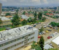 Das Bild zeigt eine Luftaufnahmen von Addis Abeba, der Hauptstadt von Äthiopien, mit Blick auf ein Gewerbegebäude, auf das gut eine Photovoltaik-Anlage passen würde.