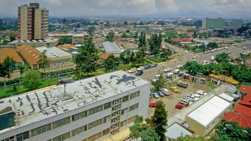 Das Bild zeigt eine Luftaufnahmen von Addis Abeba, der Hauptstadt von Äthiopien, mit Blick auf ein Gewerbegebäude, auf das gut eine Photovoltaik-Anlage passen würde.