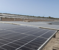 Foto einer Modulreihe auf erdigem Grund - Baustelle für Photovoltaik-Park Agenor in Spanien