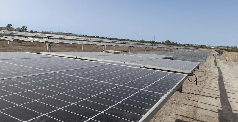 Foto einer Modulreihe auf erdigem Grund - Baustelle für Photovoltaik-Park Agenor in Spanien