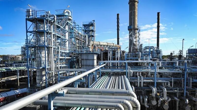 Zu sehen ist ein Industriekomplex. Klimaschutzverträge sollen Stahl-, Ammoniak- und Zementproduktion grün machen.
