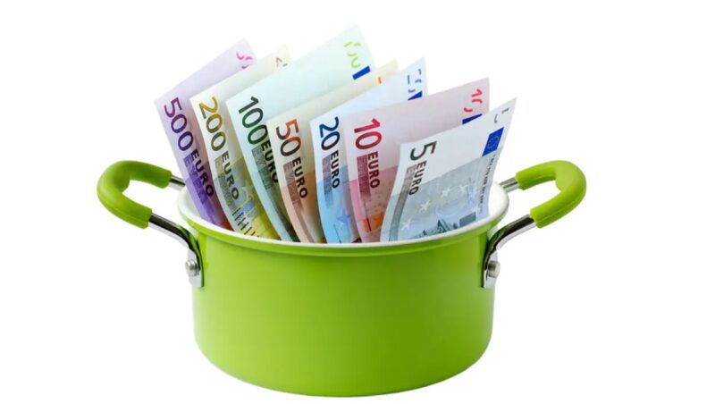 Zu sehen ist ein Topf mit Geld als Symbol für den europäischen Fonds für Energiesouveränität.