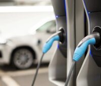 Im Bild Ladesäulen von E-Autos, E-Autos bieten das größte Potenzial der Lastverschiebung in Haushalten.