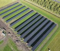 Luftbild einer Agri-PV-Anlage auf einer Wiese.