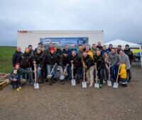 Das Team beim Spatenstich für das neue Agri-PV-Projekt auf der grünen Wiese.