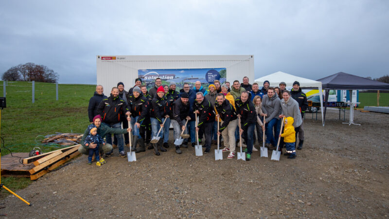 Das Team beim Spatenstich für das neue Agri-PV-Projekt auf der grünen Wiese.