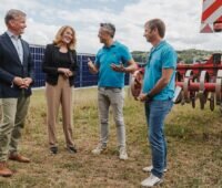 Offizielle von Agri-Photovoltaik Anbieter Next2Sun mit der saarländischen Umweltministerin Petra Berg.