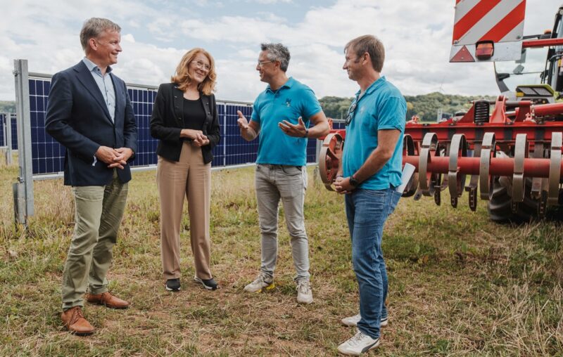 Offizielle von Agri-Photovoltaik Anbieter Next2Sun mit der saarländischen Umweltministerin Petra Berg.