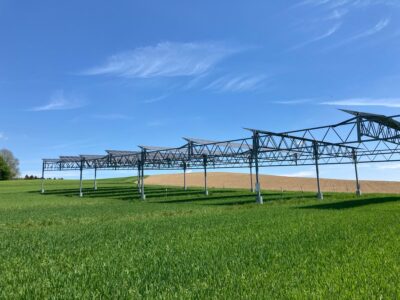 Eine Agri-PV-Anlage über grünem Feld.