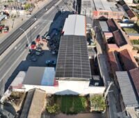 Luftbild zeigt Dach eines Gewerbeobjektes in der chinesischen Stadt Tianjin mit PV auf dem Dach.