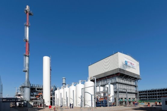 Zu sehen ist eine Produktionsanlage von Air Liquide, das Unternehmen will gemeinsam mit dem Hafenbetrieb Rotterdam wasserstoffbetriebenen Straßentransport fördern