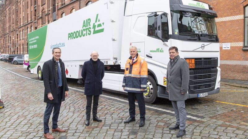 Zu sehen sind Verantwortliche von Hamburg Port Authority und Air Products, die eine Vereinbarung zum Wasserstoff geschlossen haben.