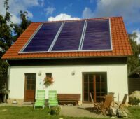 Haus mit Vakuumröhren-Solarthermie-Kollektoren
