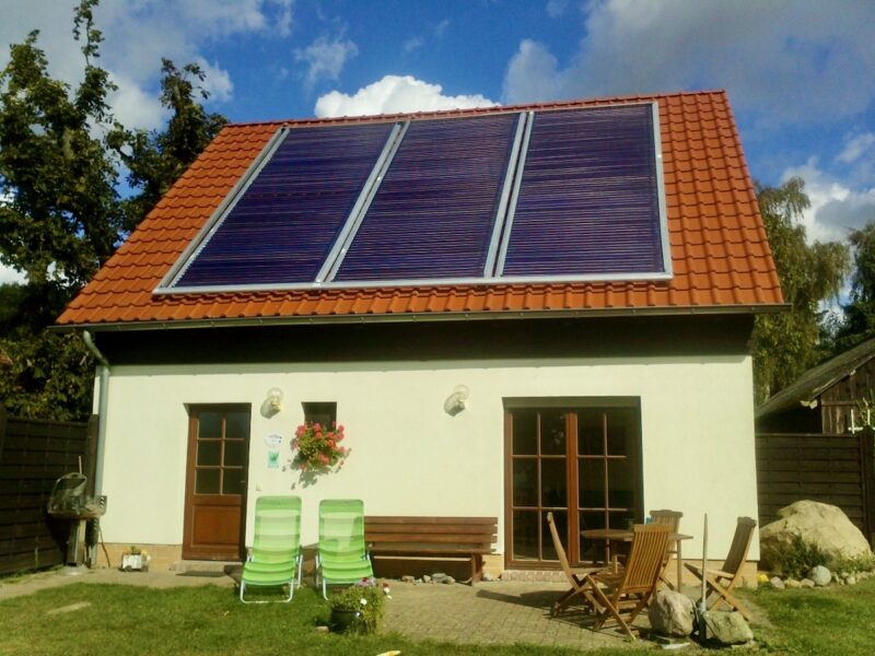 Haus mit Vakuumröhren-Solarthermie-Kollektoren