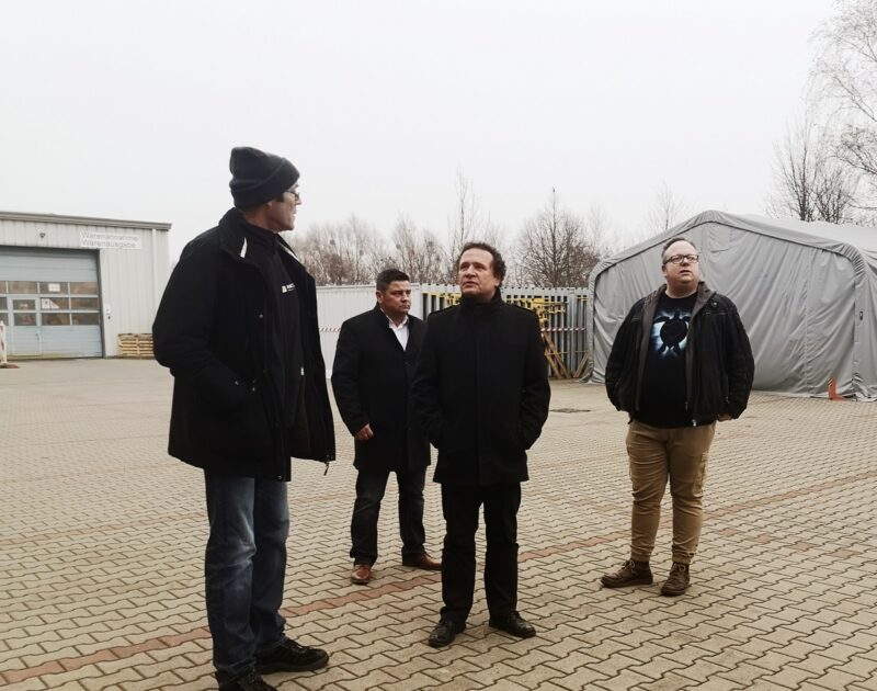 Zu sehen sind Firmenvertreter bei der Werksabnahme der Kollektoren für die Prozesswärme-Solarthermieanlage in Kienbaum.