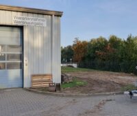 Zu sehen ist das Gelände, auf den der Solarkollektor-Hersteller Akotec seine Produktionsfläche erweitern will.