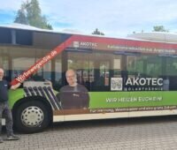 Zu sehen ist der Bus mit Werbebotschaft, mit dem der Solarthermie-Kollektor Hersteller Akotec neue Mitarbeiter:innen gewinnen will.