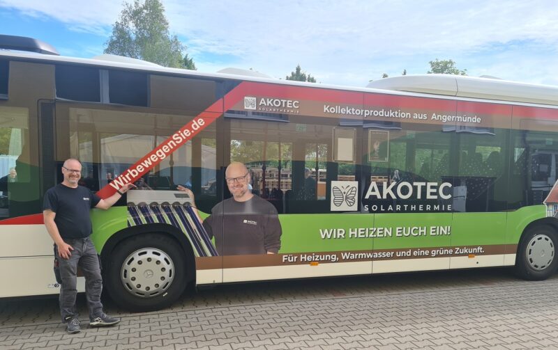 Zu sehen ist der Bus mit Werbebotschaft, mit dem der Solarthermie-Kollektor Hersteller Akotec neue Mitarbeiter:innen gewinnen will.