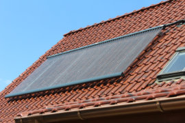 Solarthermiemodul von Akotec auf rotem Ziegeldach