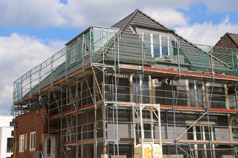 Zweistöckiges Altbau-Wohnhaus während der energetischen Komplettsanierung.