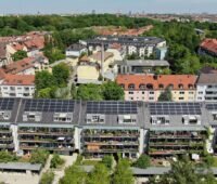 Zu sehen ist eine Anlage für Photovoltaik-Mieterstrom von Isarwatt in München.