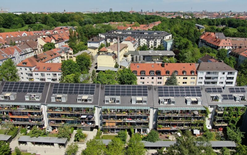 Zu sehen ist eine Anlage für Photovoltaik-Mieterstrom von Isarwatt in München.