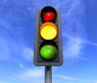 Ampel vor blauem Himmel, Symbol für gemischte Bilanz der Ampel-Regierung in der Energiewende.