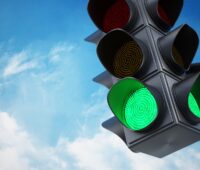 Ampel zeigt grünes Licht - Symbolbild für beihilferechtliche Genehmigung der EU