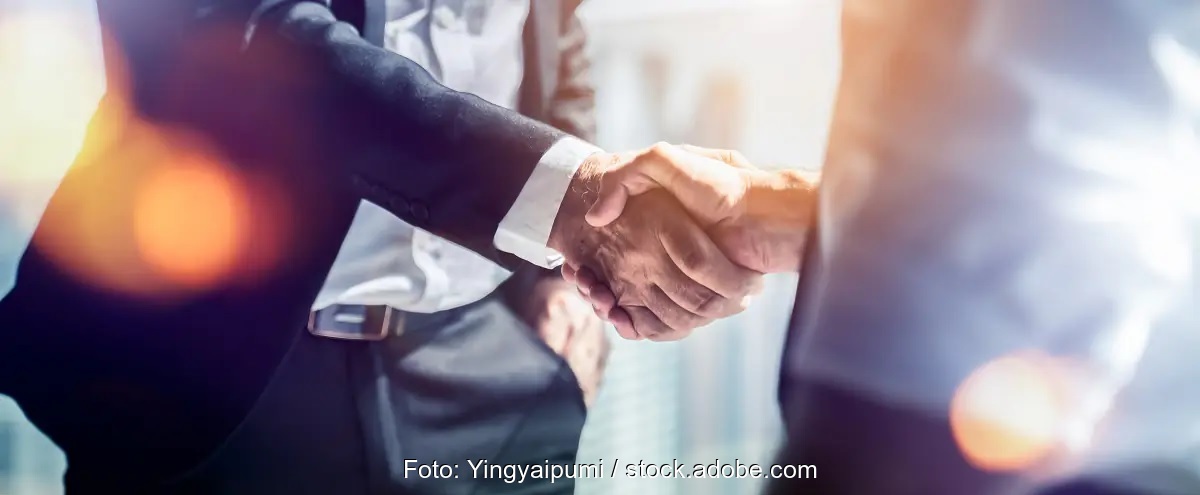 Im Bild ein Handshake zweier Menschen als Symbol für die Einigung beim Gebäudeenergiegesetz.