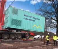 Energiecontainer hängt am Mobilkran