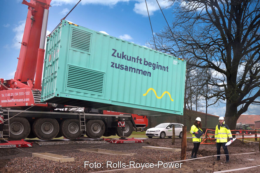 Energiecontainer hängt am Mobilkran