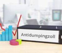 Ordner auf Schreibtisch mit Beschriftung Antidumpingzoll