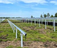 Aufständerung für einen Solarpark auf der grünen Wiese.