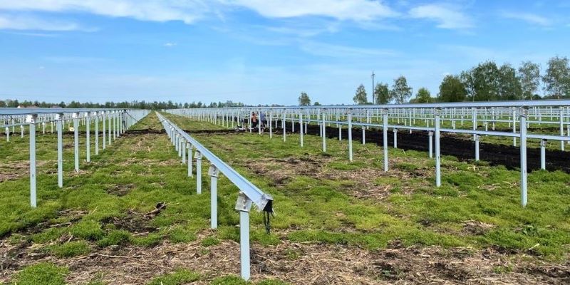 Aufständerung für einen Solarpark auf der grünen Wiese.