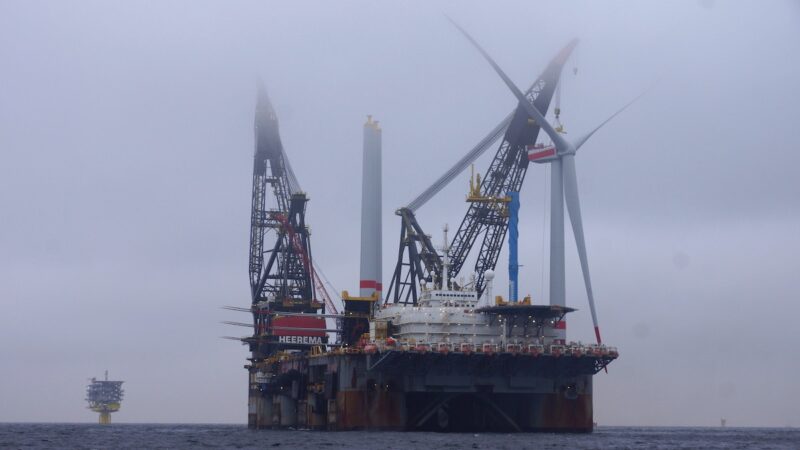 schwimmende Installation der ersten Turbine im Offshore-Windenergie-Park Acardis Ost 1