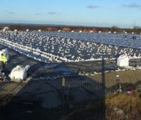 Blick auf den Erdbecken-Energiespeicher von Marstal, einer der ältesten und größten Solarthermieanlagen in Dänemark.