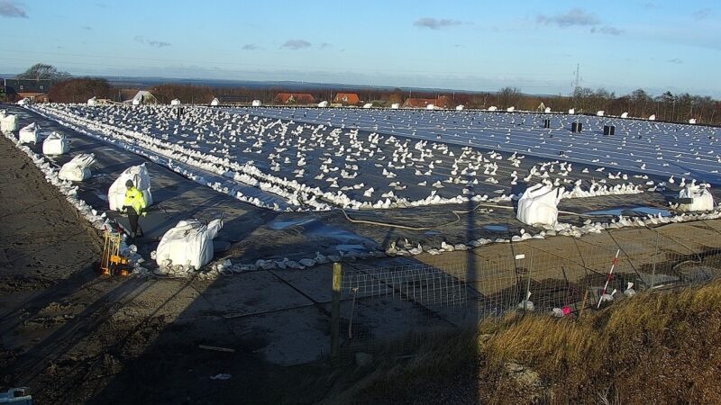 Blick auf den Erdbecken-Energiespeicher von Marstal, einer der ältesten und größten Solarthermieanlagen in Dänemark.