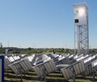 Zu sehen ist die Sun-to-Liquid-Solaranlage in Móstoles bei Madrid. Durch konzentrierende Solarthermie (CSP) entsteht hier synthetischer Kraftstoff.