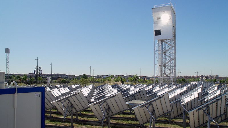 Zu sehen ist die Sun-to-Liquid-Solaranlage in Móstoles bei Madrid. Durch konzentrierende Solarthermie (CSP) entsteht hier synthetischer Kraftstoff.