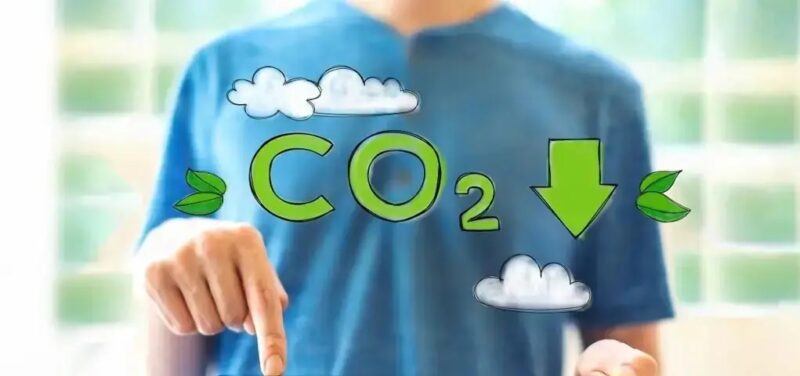 Im Bild ein Mensch, der mit dem Finger „CO2 runter“ zeigt als Symbol für die Zero Carbon Factory vom Photovoltaikhersteller Astronergy.