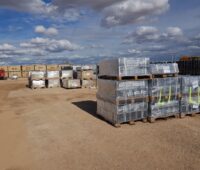 Noch ist das Mateiral des Solarparks in Plastikfolie verpackt. Es handelt sich um ein Netzparität-Projekt.