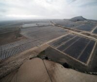 Zu sehen ist eine Luftaufnahme der 40 MW Photovoltaik-Freiflächenanlage, die Athos Solar in Spanien realisiert hat.